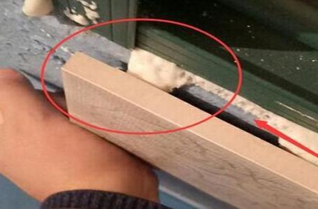 窗户安装完毕装修师傅竟无论如何都不贴瓷砖原因何在？(图2)
