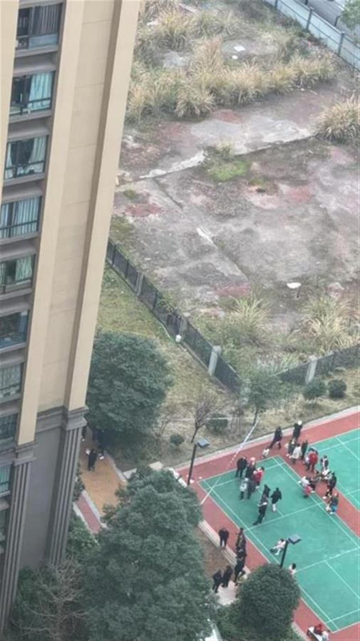 重庆一小区瓷砖从天而降砸伤男孩记者实探：坠物砸到铁凳后反弹致孩子受伤(图1)