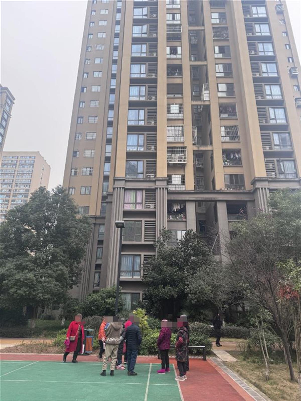 重庆一小区瓷砖从天而降砸伤男孩记者实探：坠物砸到铁凳后反弹致孩子受伤(图2)