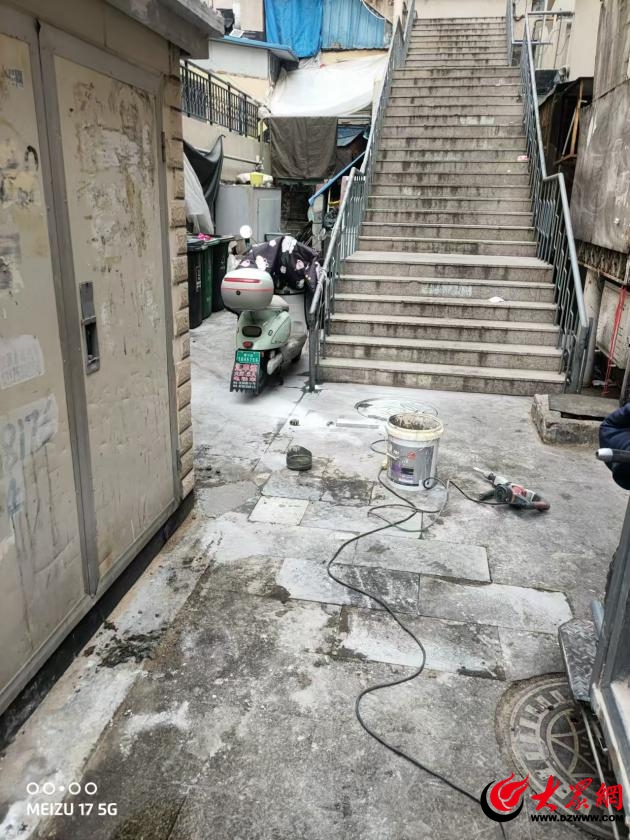 台东街道步行街社区协调处理地砖松动翘起问题(图2)