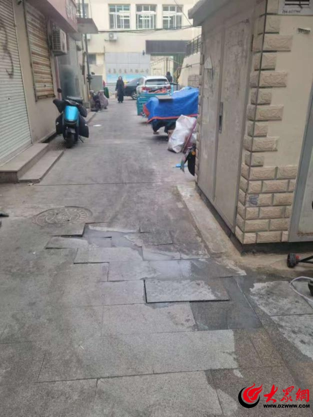 台东街道步行街社区协调处理地砖松动翘起问题(图1)