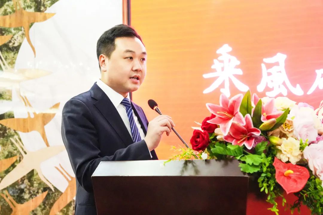 “乘风破浪顺势进化”2025年新春工作会议顺利召开新濠超防滑大理石瓷砖深耕超防滑价值全渠道协同发展(图1)