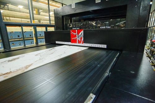 超耐磨瓷砖热卖！大角鹿6大生产基地火力全开解决产品供不应求(图4)