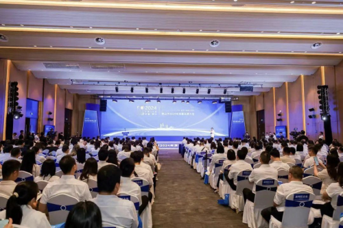 2024首届佛山市陶瓷行业品牌日盛典：海鸥陶瓷荣膺“中国瓷砖行业历程碑品牌”(图2)
