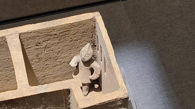 文物撞脸奥特曼博物馆回应：汉代陶俑头顶如戴冠帽(图2)