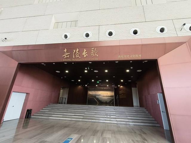 文物撞脸奥特曼博物馆回应：汉代陶俑头顶如戴冠帽(图3)