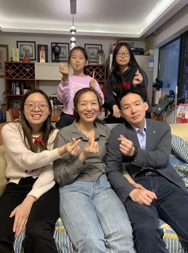 谢岳两任妻子差别大许建华漂亮低调现任郑琴年轻活泼(图2)