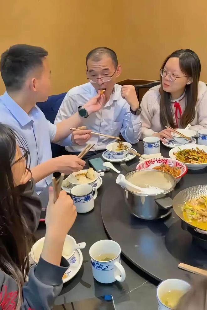 谢岳两任妻子差别大许建华漂亮低调现任郑琴年轻活泼(图10)