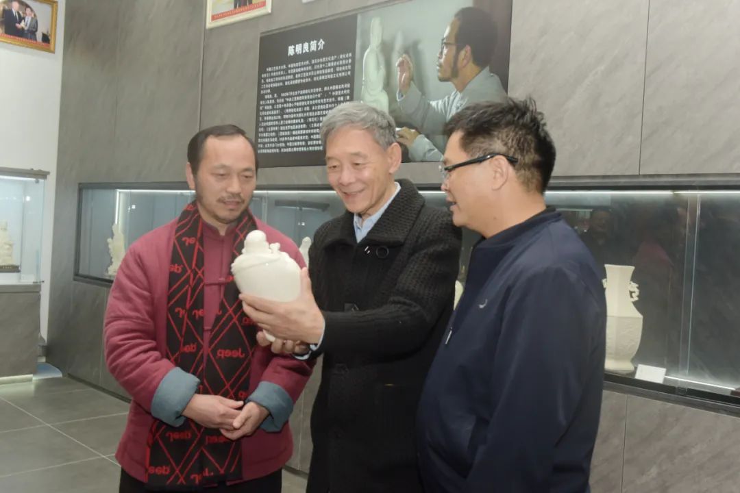 知名演员李光复来到德化瓷艺城·陶瓷街参观(图1)