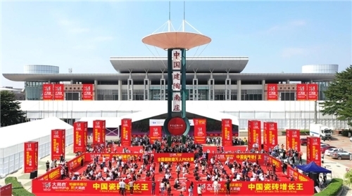 超耐磨王炸引爆陶瓷界！大角鹿再夺佛山陶瓷展“人气王”(图5)