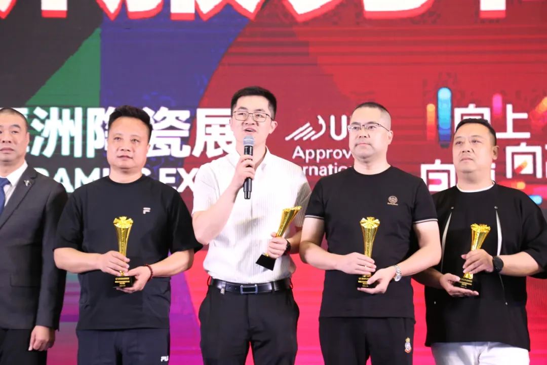 威尔斯陶瓷10名经销商登顶“亚洲陶瓷行业顶级大奖”(图1)