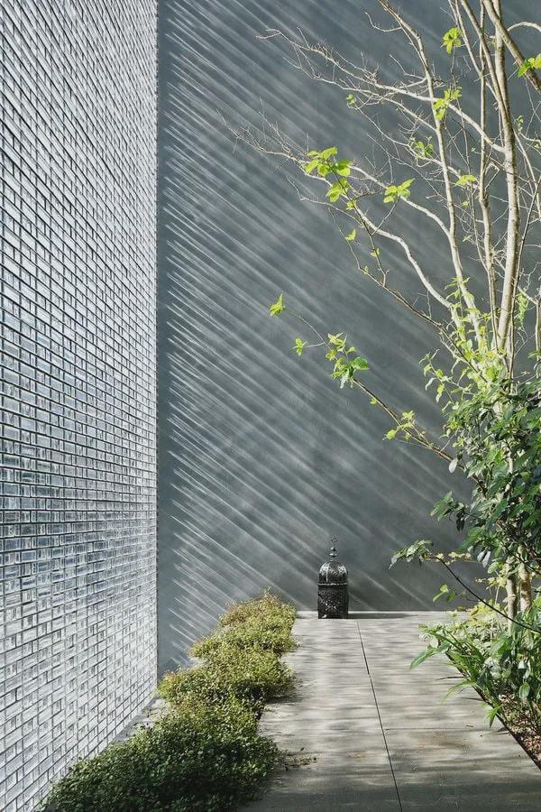 这住宅用了6000块玻璃砖打造的外墙竟然变成了城市里的风景画！(图4)