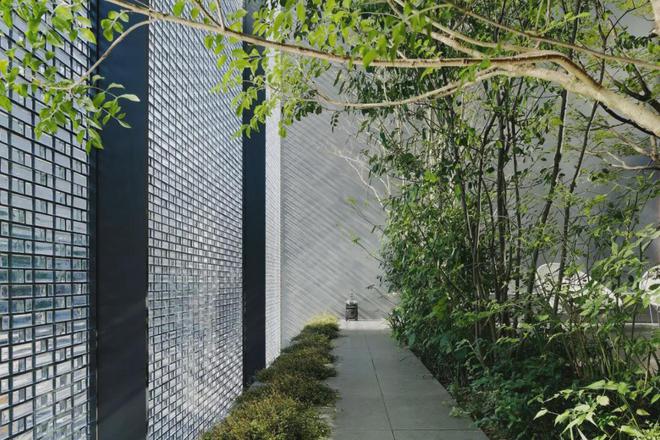 这住宅用了6000块玻璃砖打造的外墙竟然变成了城市里的风景画！(图1)
