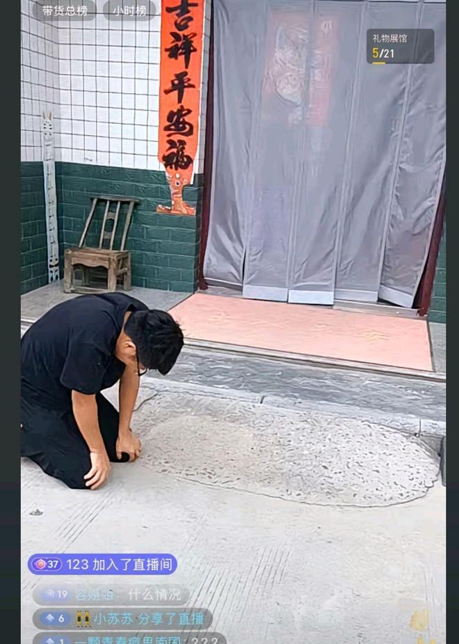 摄影师小李和拉乌婆婆团队开撕直播日下跪求放过(图1)