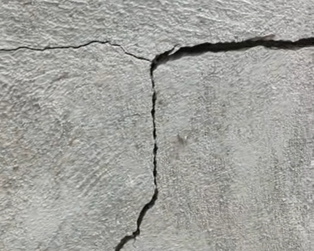 私挖300平方米地下室致32户房屋开裂涉案业主已逮捕涉刑事犯罪｜鱼眼·观察(图3)