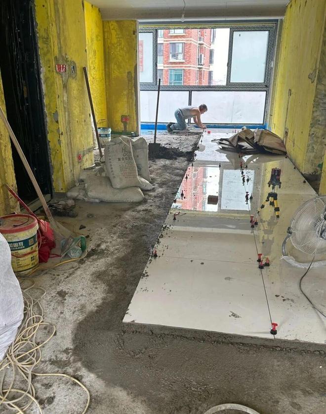 越来越多人客厅不铺瓷砖了学学广东人的做法便宜耐用无甲醛(图9)