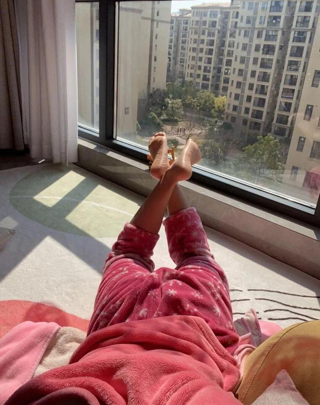 越来越多人客厅不铺瓷砖了学学广东人的做法便宜耐用无甲醛(图14)