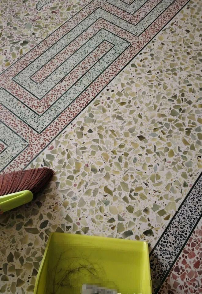 越来越多人客厅不铺瓷砖了学学广东人的做法便宜耐用无甲醛(图21)