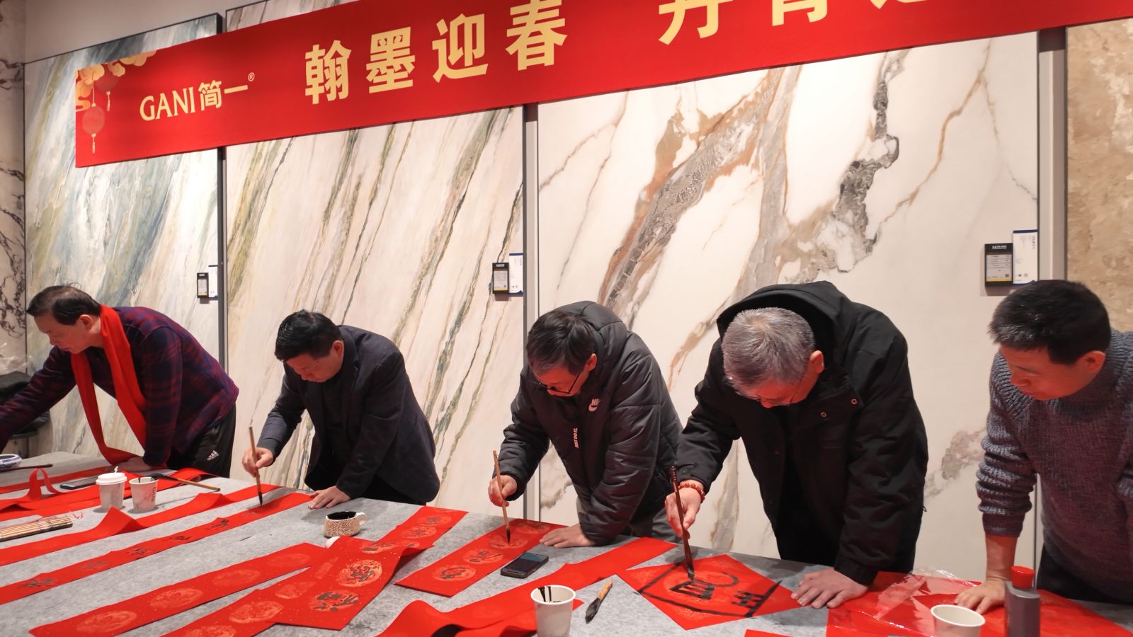 淄博市书画名家携手淄博简一大理石瓷砖开展“翰墨迎春丹青送福”活动(图1)