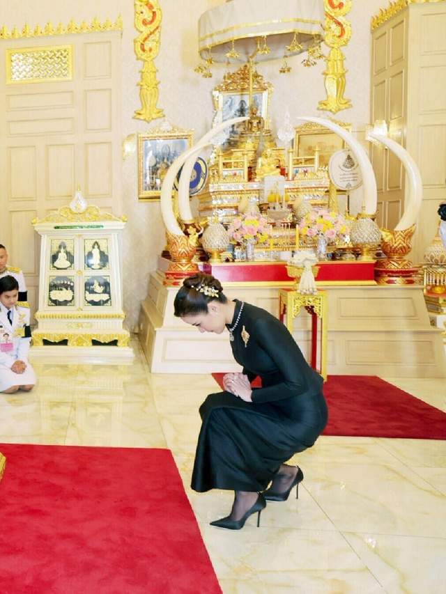 泰王新宠欧拉弄紧身裙凹凸有致踩细高跟轻松行礼五官精致妩媚(图1)