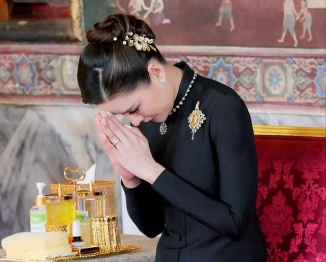 泰王新宠欧拉弄紧身裙凹凸有致踩细高跟轻松行礼五官精致妩媚(图3)