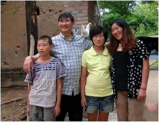 全红婵家封顶大喜无人机广告牌齐至重演大衣哥悲剧(图10)